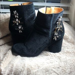 Chunk heel velvet shoes